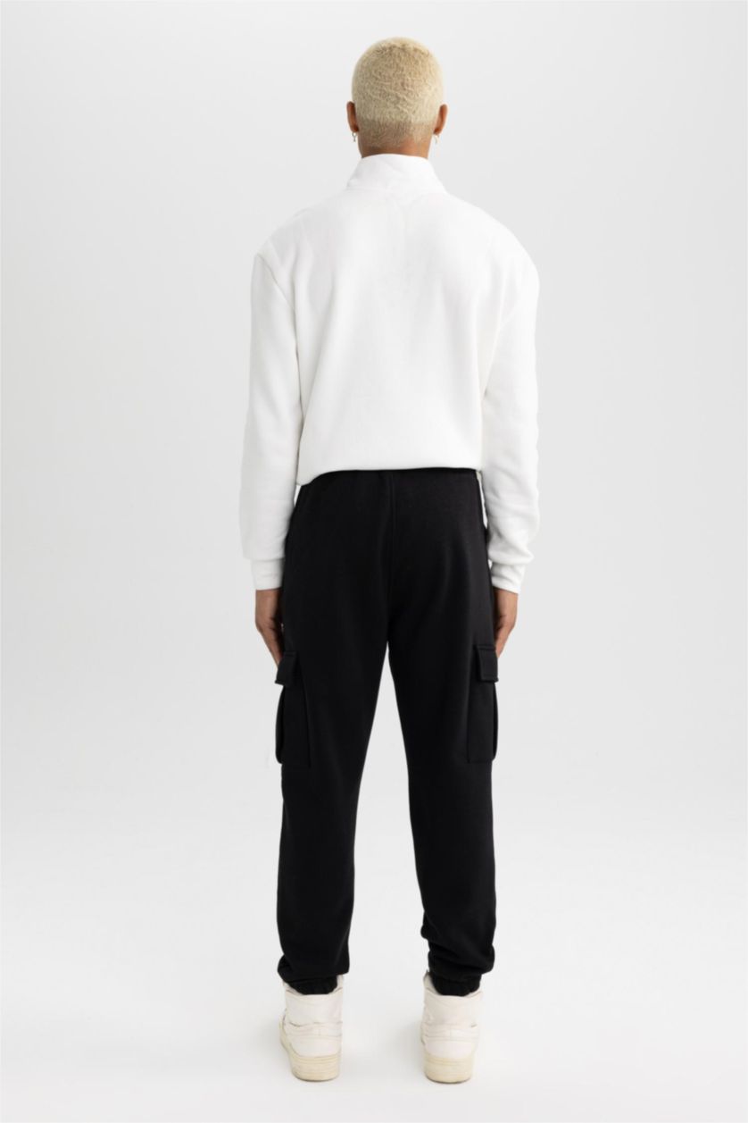 Erkek Siyah Sporcu Jogger Eşofman Altı Standart Fit Beli Bağcıklı Kargo Cepli