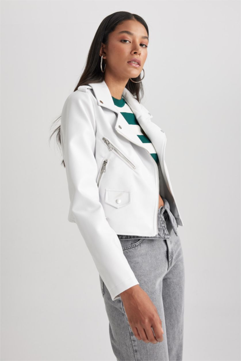 Kadın Beyaz Su İtici Suni Deri Ceket Crop Kruvaze Yaka Fermuarlı Cepli Apoletli Mevsimlik Kemerli 