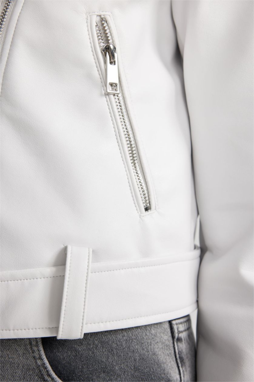 Kadın Beyaz Su İtici Suni Deri Ceket Crop Kruvaze Yaka Fermuarlı Cepli Apoletli Mevsimlik Kemerli 