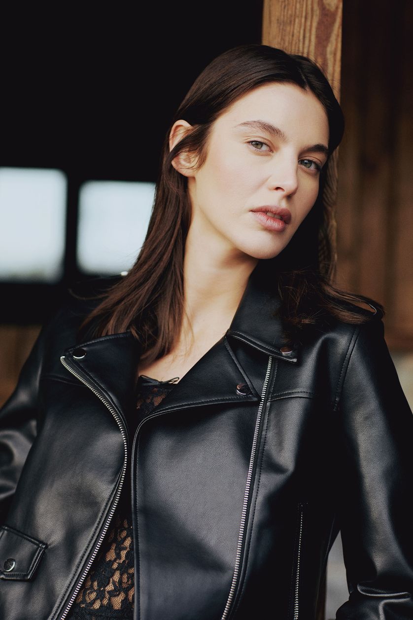 Kadın Siyah Su Geçirmez Crop Biker Ceket Suni Deri Kruvaze Yaka Fermuarlı Cepli Kemerli Mevsimlik