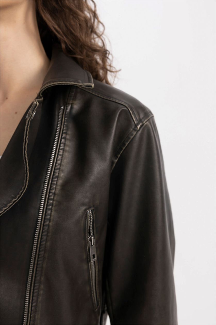 Kadın Kahve Su Geçirmez Oversize Geniş Kalıp Fermuarlı Eskitme Kemerli Suni Deri Kısa Ceket