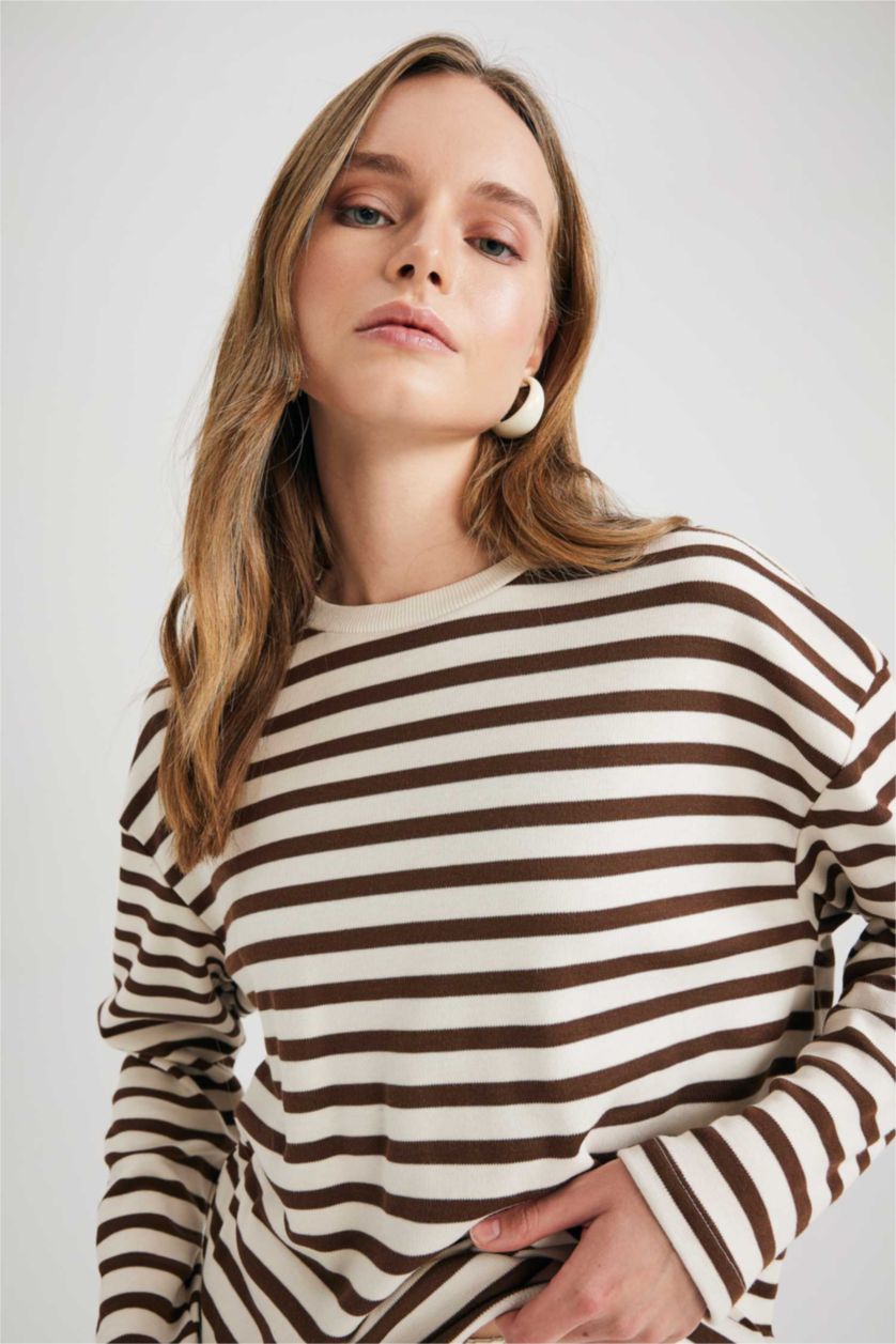 نساء بني تي شيرت كم طويل قصة عادية بياقة مستديرة