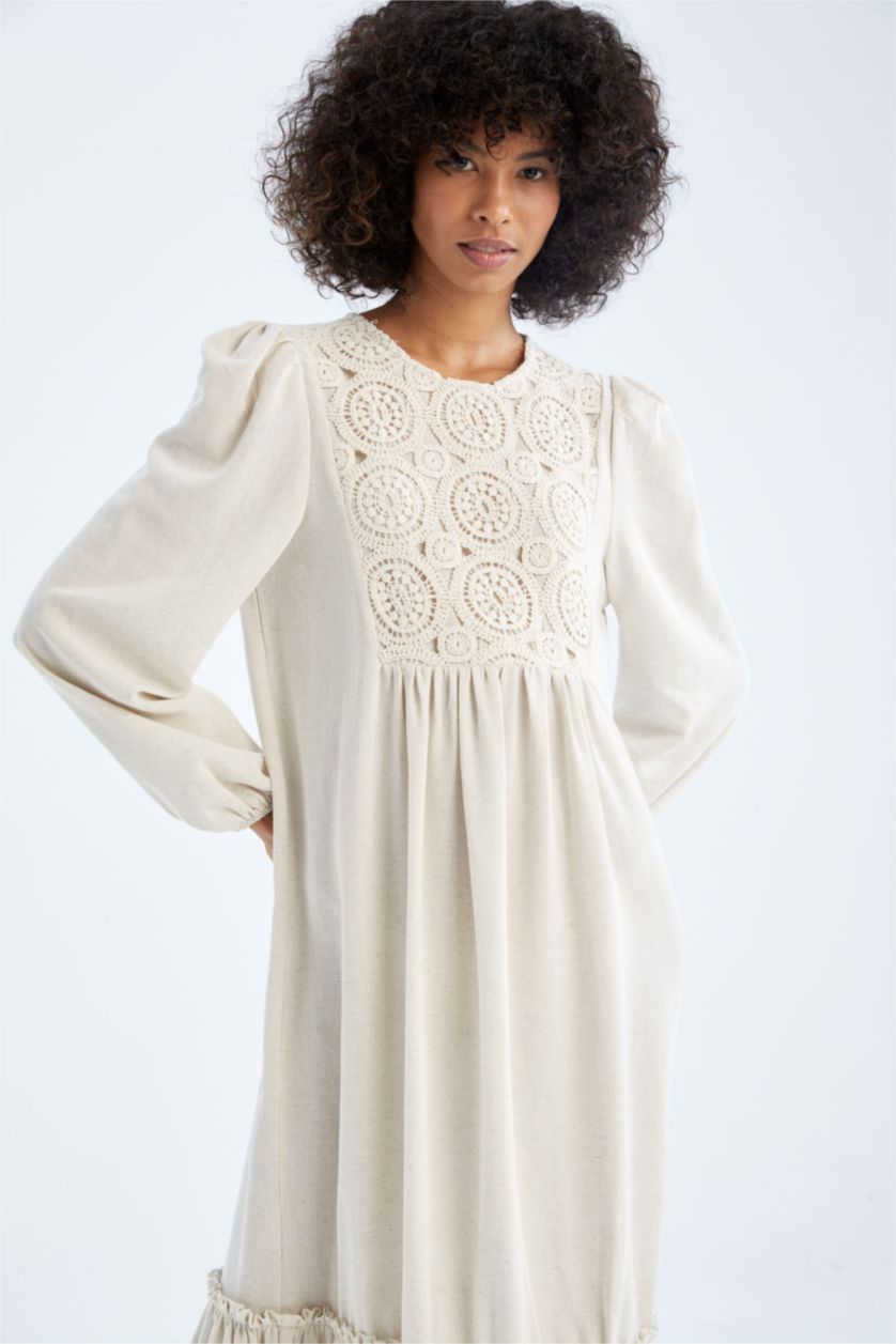 FEMME Beige Robe Longue En Dentelle De Lin Avec Une Coupe Classique Et Un Col Rond