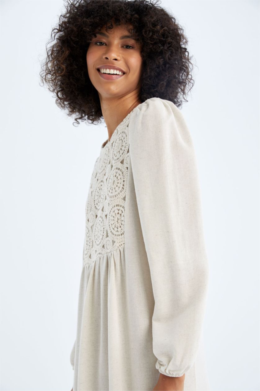 FEMME Beige Robe Longue En Dentelle De Lin Avec Une Coupe Classique Et Un Col Rond