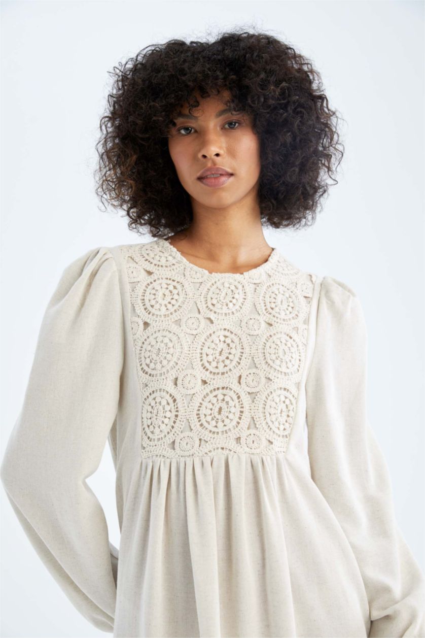 FEMME Beige Robe Longue En Dentelle De Lin Avec Une Coupe Classique Et Un Col Rond