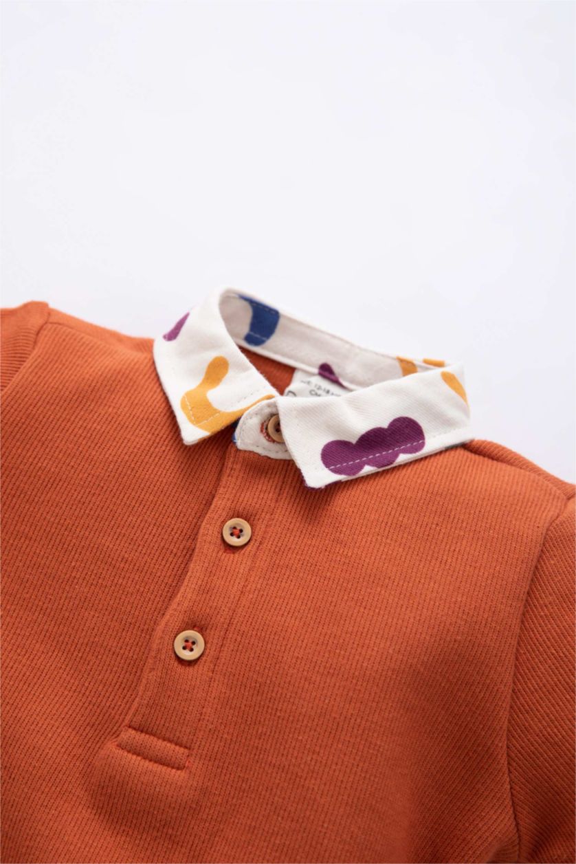 طفل صغير برتقلي غامق سويت شيرت اولادي بقصة عادية