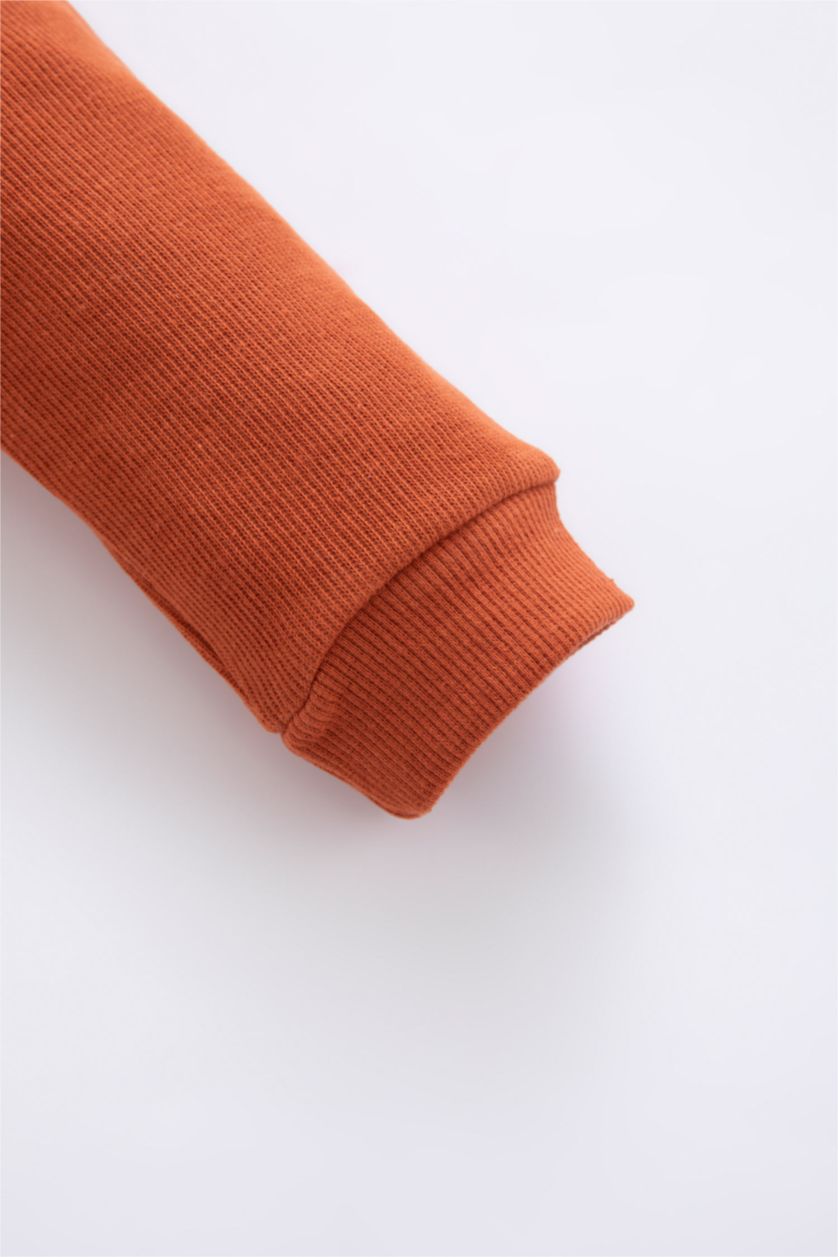 طفل صغير برتقلي غامق سويت شيرت اولادي بقصة عادية