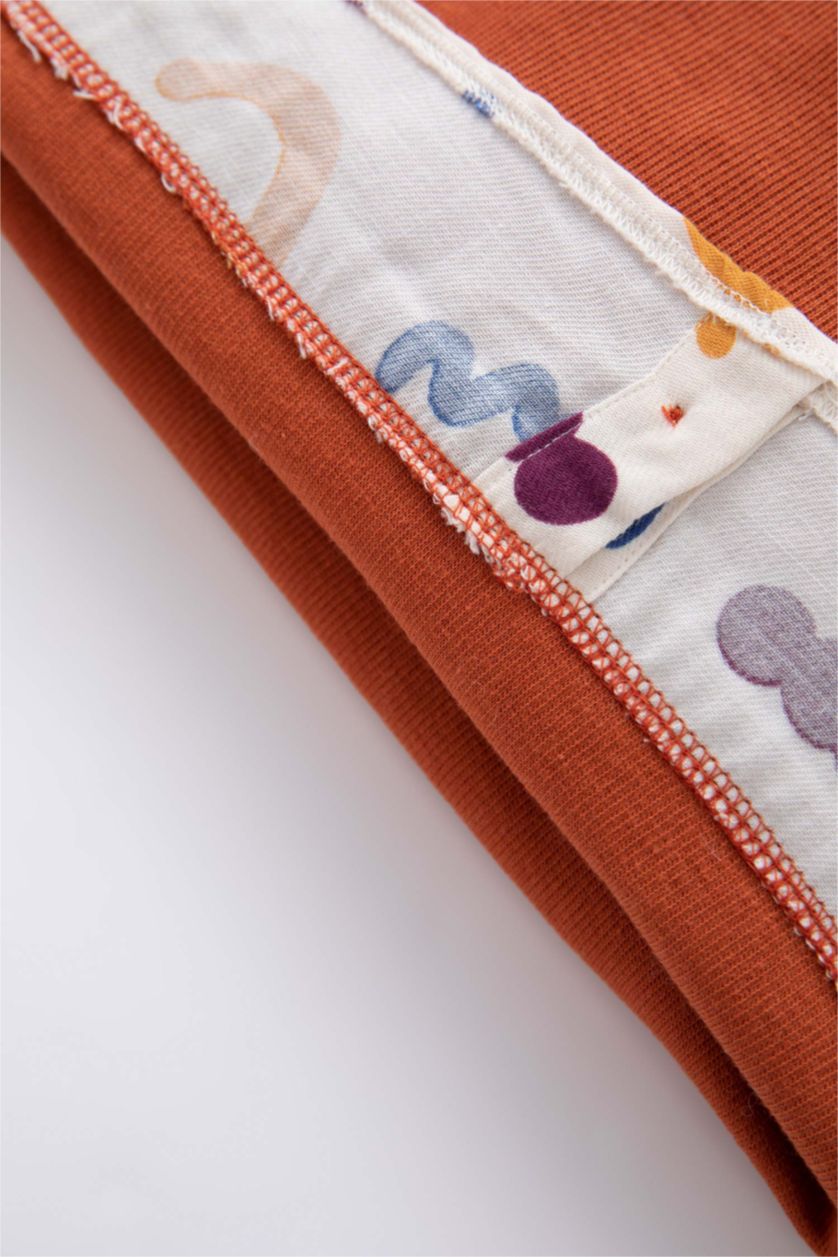 طفل صغير برتقلي غامق سويت شيرت اولادي بقصة عادية