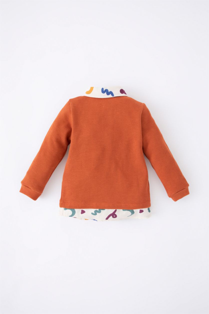 طفل صغير برتقلي غامق سويت شيرت اولادي بقصة عادية