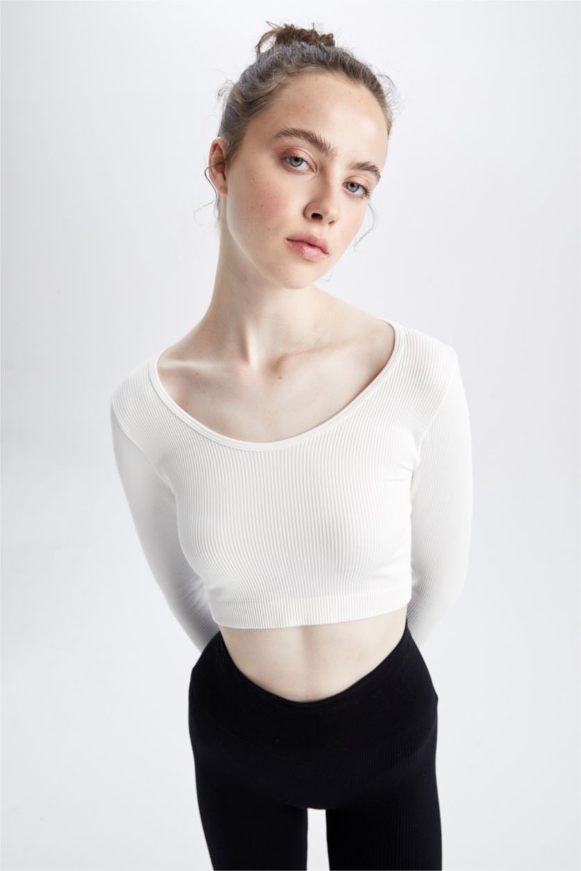 نساء اوف وايت تيشيرت سليم فيت برقبة U وأكمام طويلة