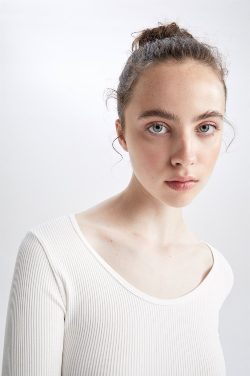 نساء اوف وايت تيشيرت سليم فيت برقبة U وأكمام طويلة