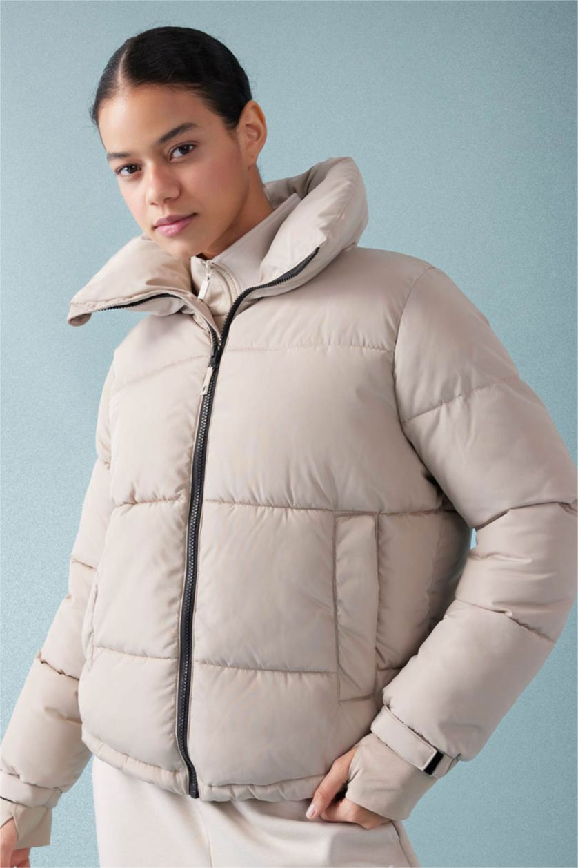 Kadın Bej Su İtici Regular Fit Dik Yaka Fermuarlı El Geçmeli Cepli Şişme Mont