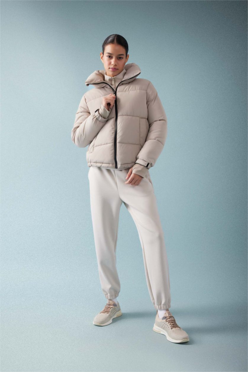 Kadın Bej Su İtici Regular Fit Dik Yaka Fermuarlı El Geçmeli Cepli Şişme Mont