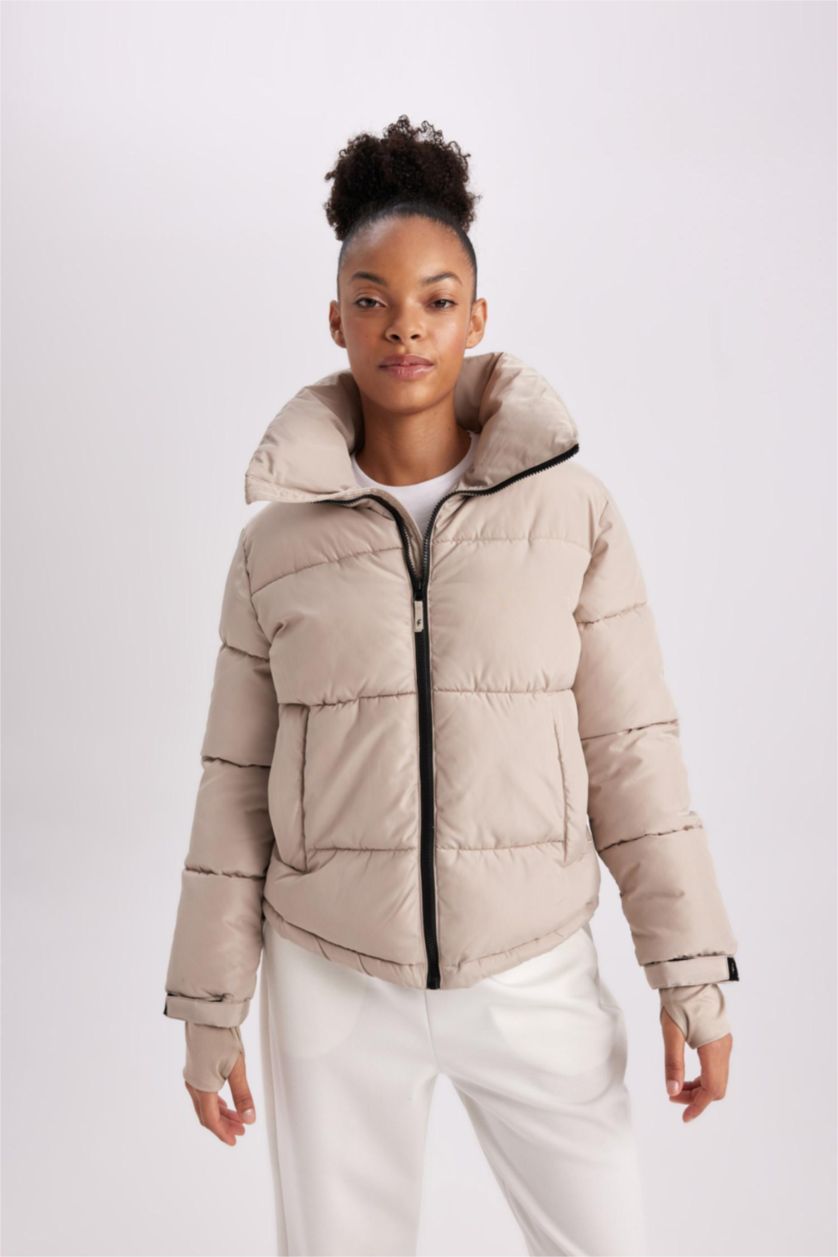 Kadın Bej Su İtici Regular Fit Dik Yaka Fermuarlı El Geçmeli Cepli Şişme Mont