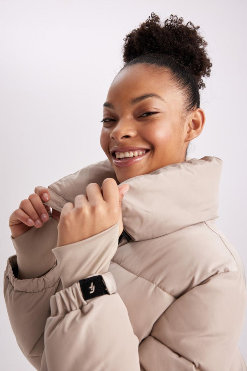 Kadın Bej Su İtici Regular Fit Dik Yaka Fermuarlı El Geçmeli Cepli Şişme Mont