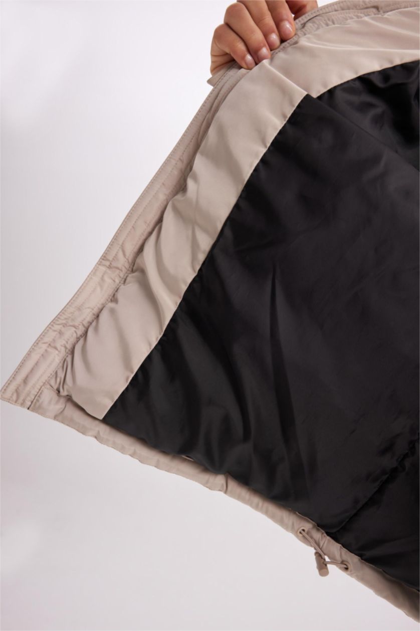 Kadın Bej Su İtici Regular Fit Dik Yaka Fermuarlı El Geçmeli Cepli Şişme Mont