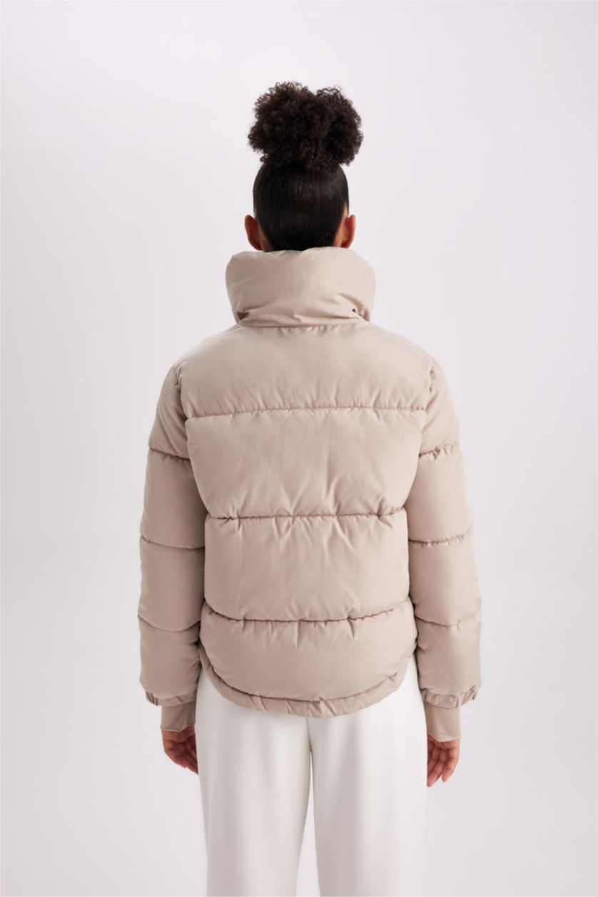 Kadın Bej Su İtici Regular Fit Dik Yaka Fermuarlı El Geçmeli Cepli Şişme Mont