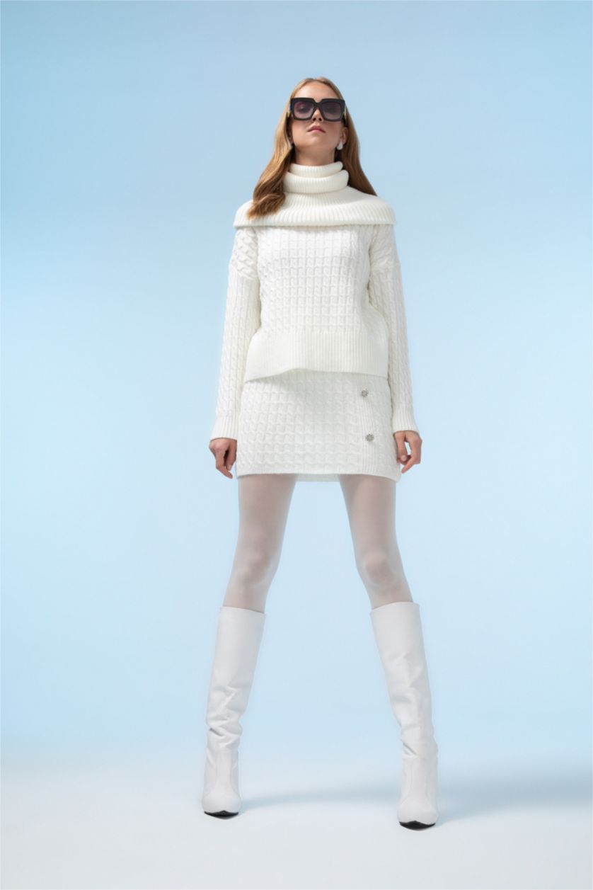 FEMME Écru Mini Jupe en tricot avec boutons en pierres