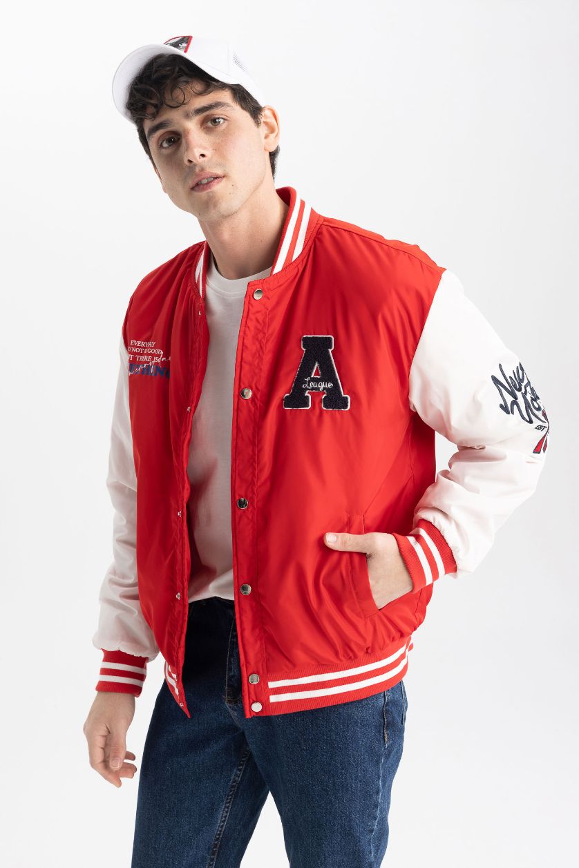 Erkek Kırmızı Oversize Fit Kolej Yaka Çıtçıt Kapamalı Çift Cepli Mevsimlik Hafif İnce Baskılı Bomber Mont Ceket