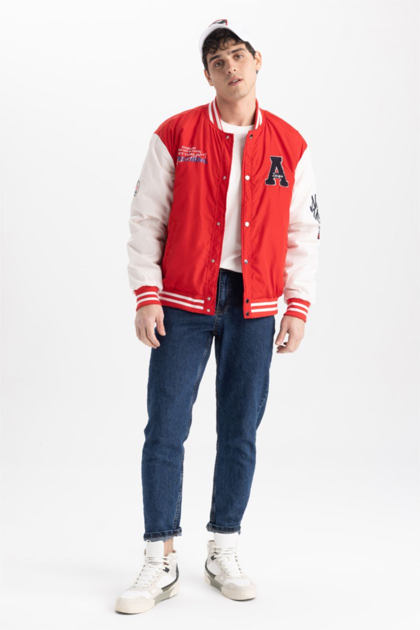 Erkek Kırmızı Oversize Fit Kolej Yaka Çıtçıt Kapamalı Çift Cepli Mevsimlik Hafif İnce Baskılı Bomber Mont Ceket