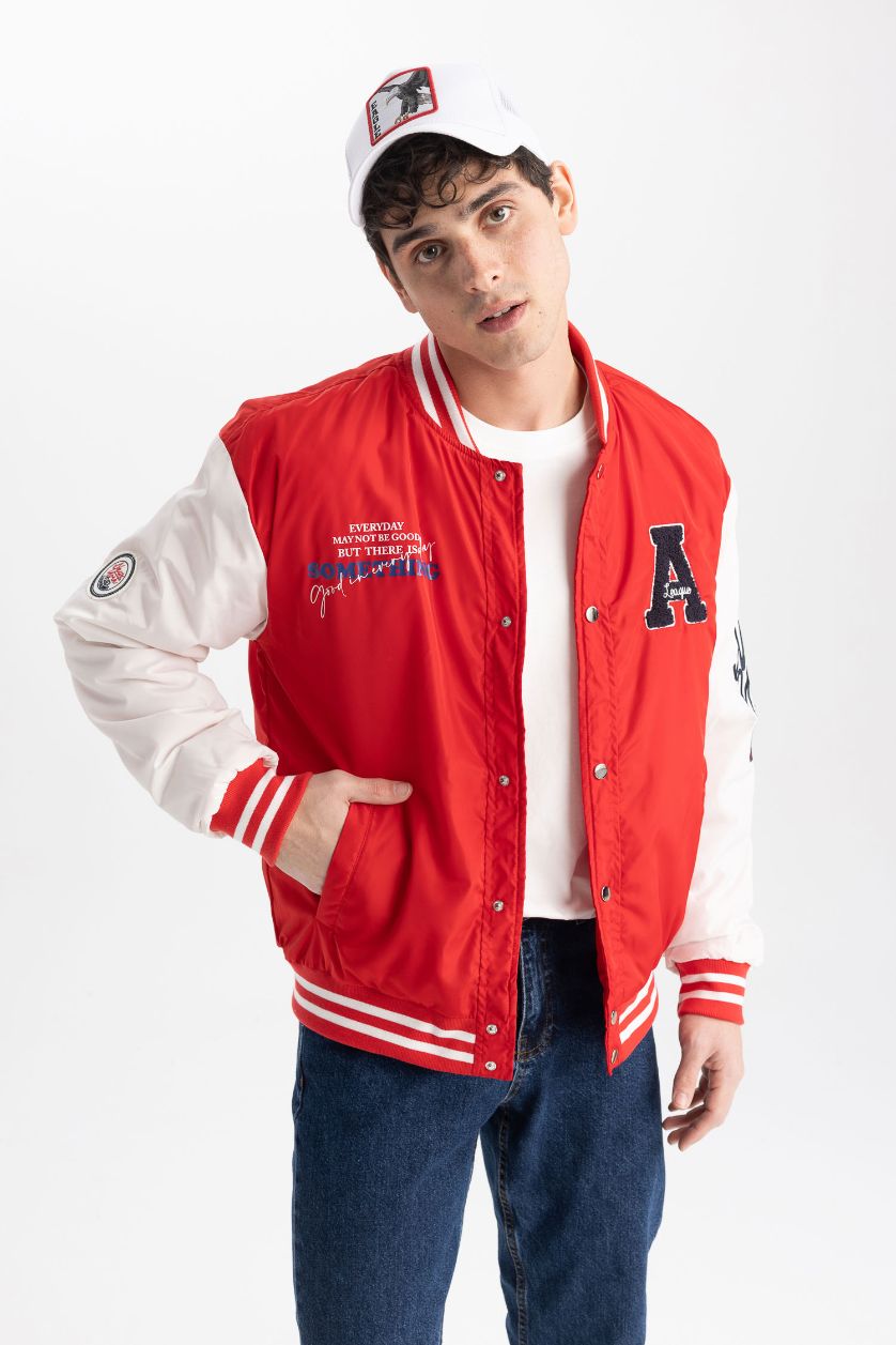 Erkek Kırmızı Oversize Fit Kolej Yaka Çıtçıt Kapamalı Çift Cepli Mevsimlik Hafif İnce Baskılı Bomber Mont Ceket