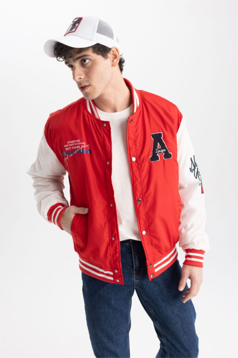 Erkek Kırmızı Oversize Fit Kolej Yaka Çıtçıt Kapamalı Çift Cepli Mevsimlik Hafif İnce Baskılı Bomber Mont Ceket