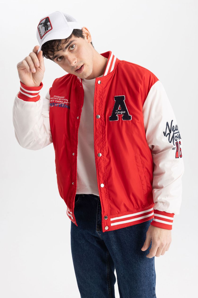 Erkek Kırmızı Oversize Fit Kolej Yaka Çıtçıt Kapamalı Çift Cepli Mevsimlik Hafif İnce Baskılı Bomber Mont Ceket