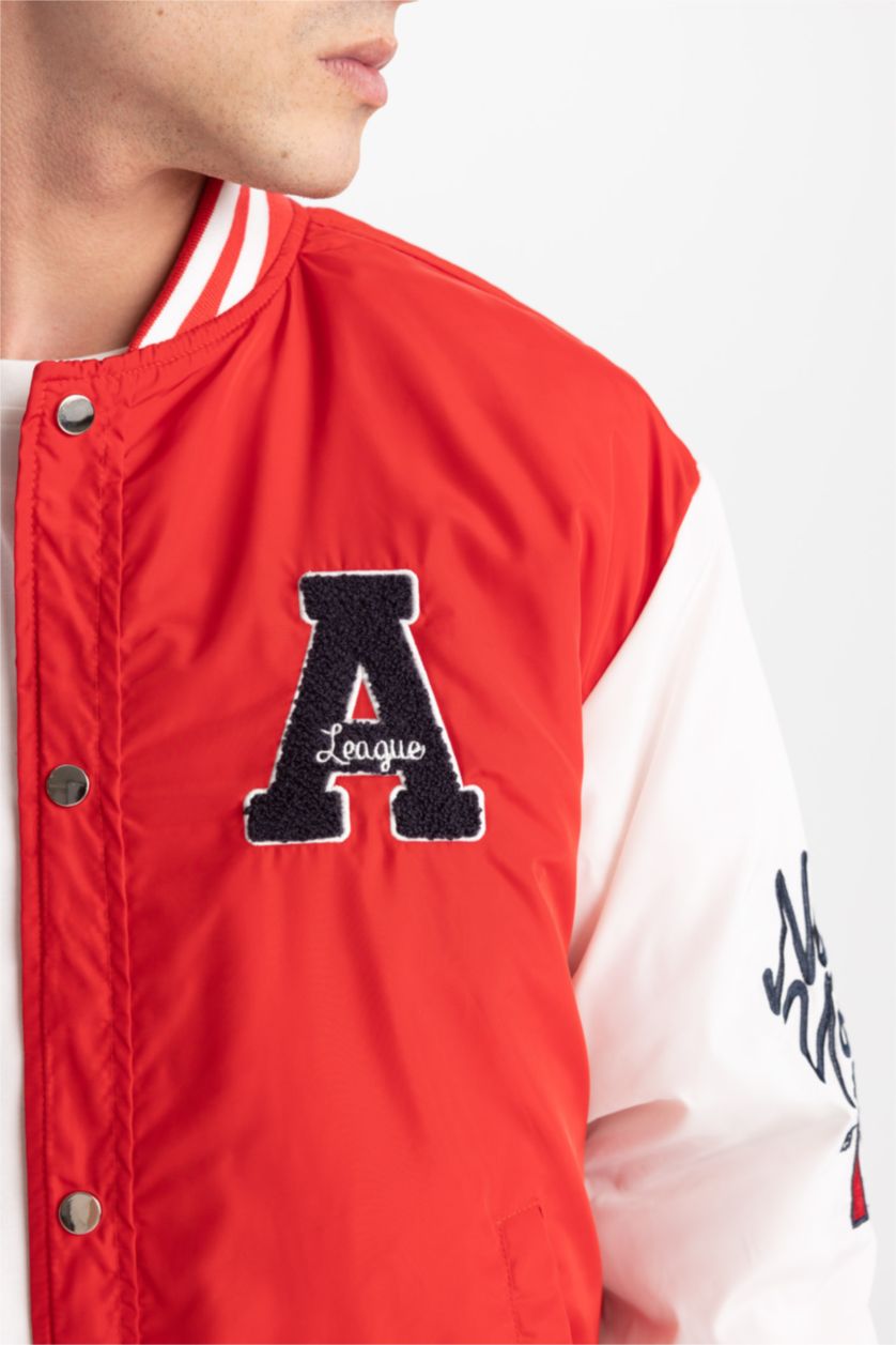 Erkek Kırmızı Oversize Fit Kolej Yaka Çıtçıt Kapamalı Çift Cepli Mevsimlik Hafif İnce Baskılı Bomber Mont Ceket