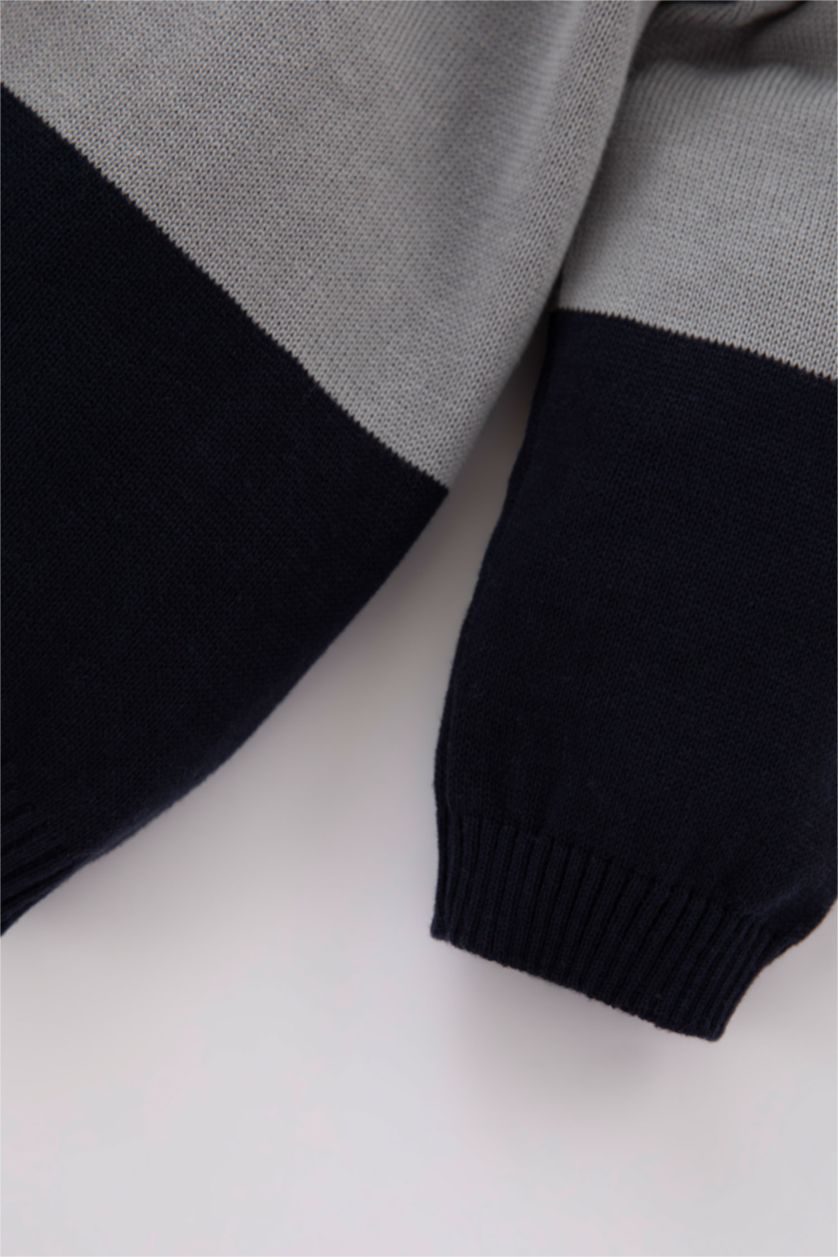 طفل صغير اللون الرملي سويتر تريكو بقصة عادية وياقة مستديرة