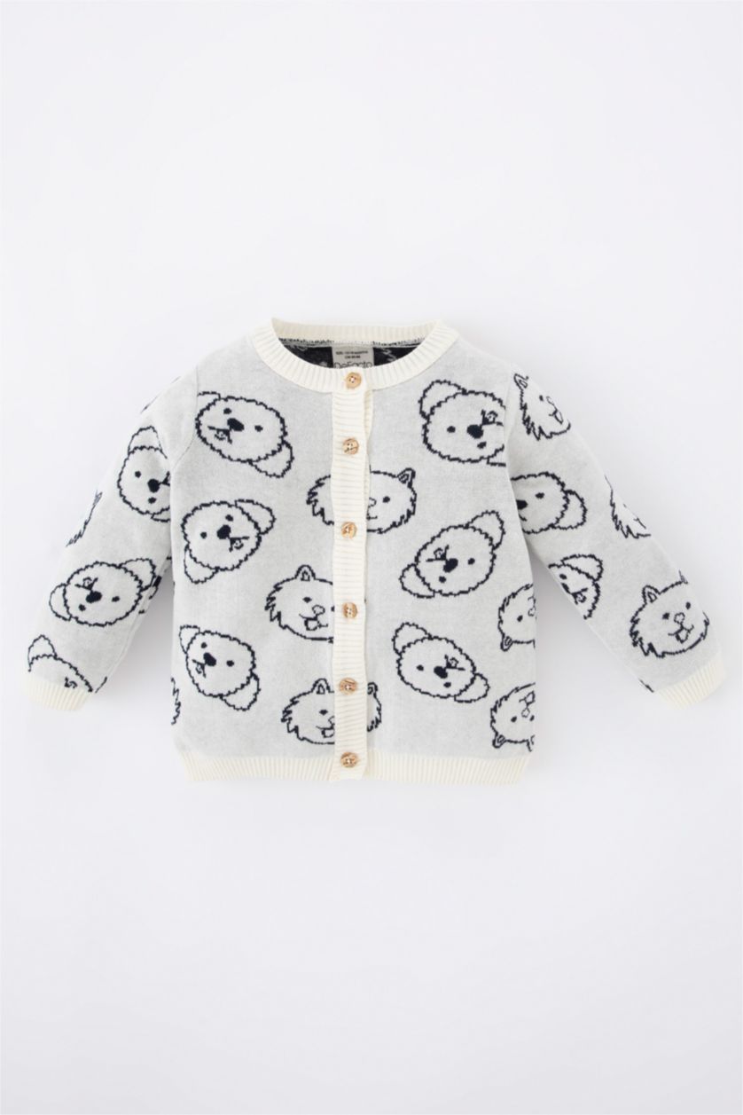 طفل صغير بيج فاتح سويتر تريكو بقصة عادية وياقة مستديرة