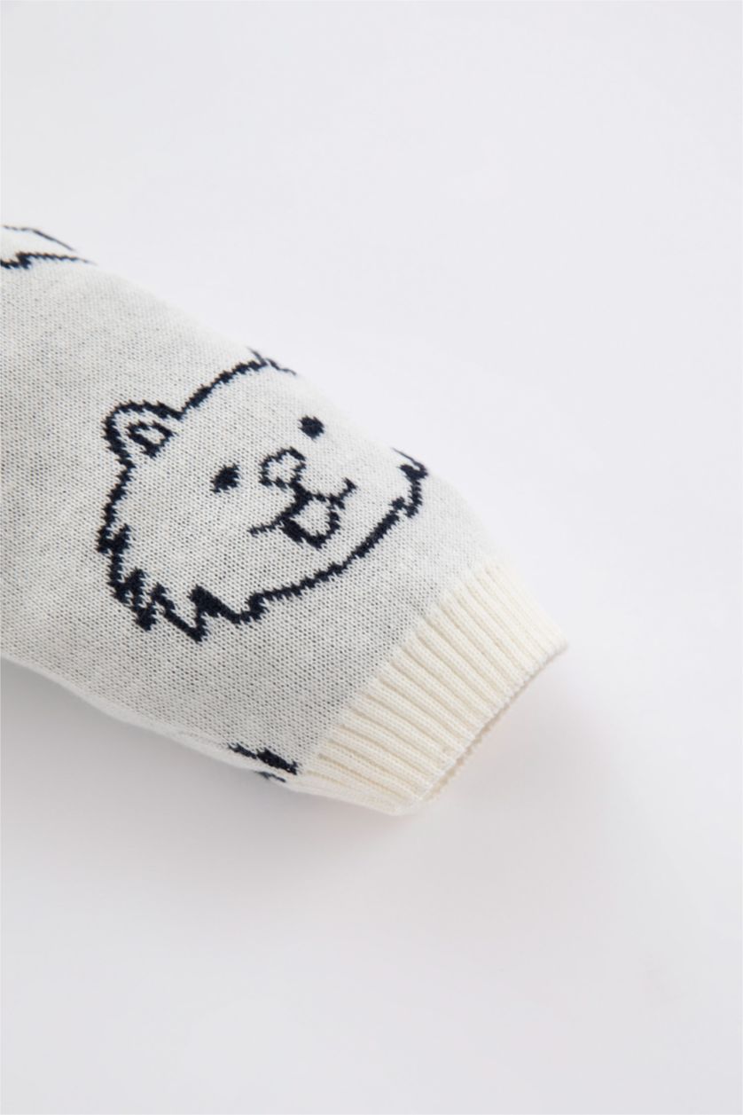 طفل صغير بيج فاتح سويتر تريكو بقصة عادية وياقة مستديرة