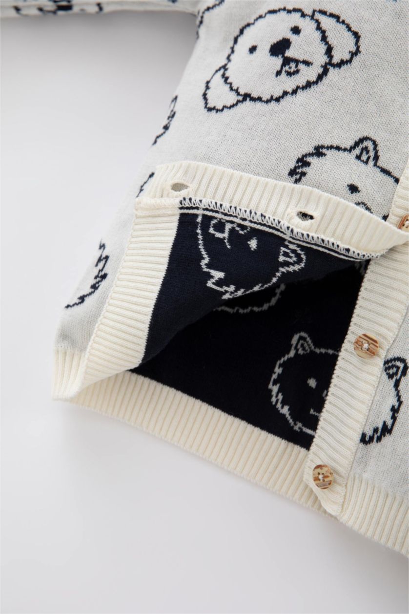 طفل صغير بيج فاتح سويتر تريكو بقصة عادية وياقة مستديرة