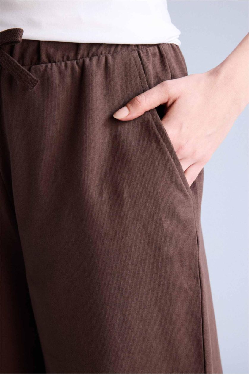 Әйелдерге ашық қоңыр негізгі Бермуда