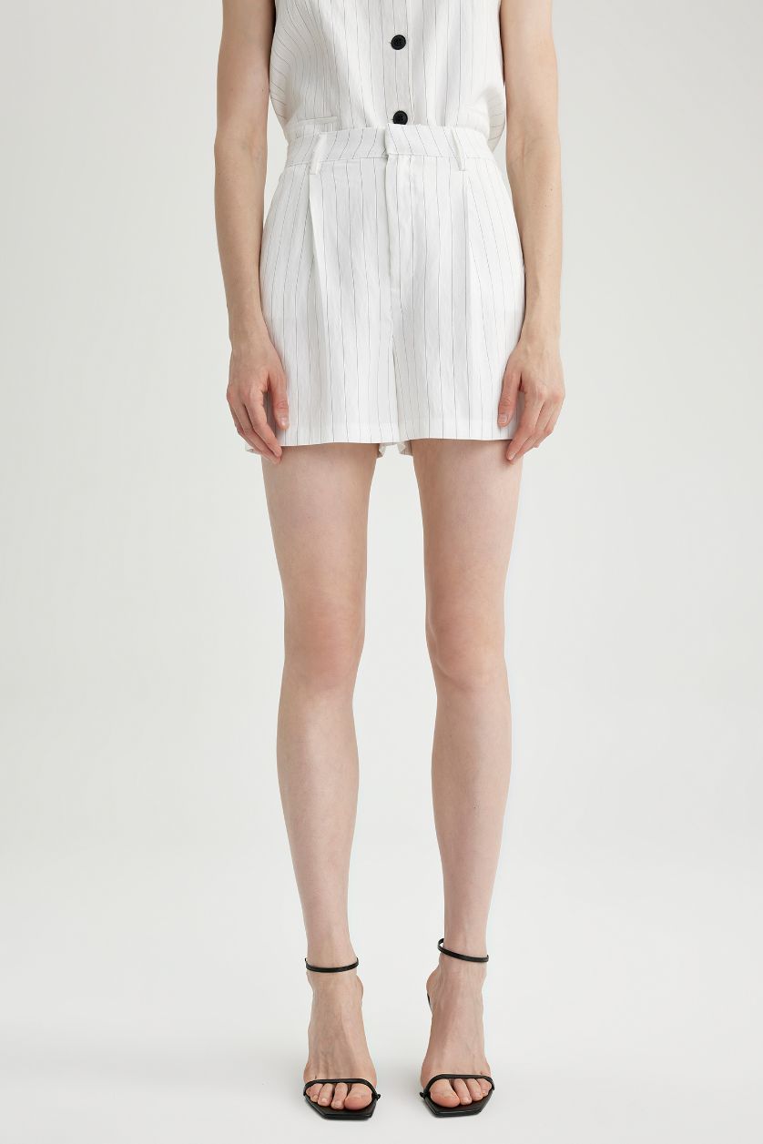 حريمي أبيض شورت وايد ليج بخصر عالي