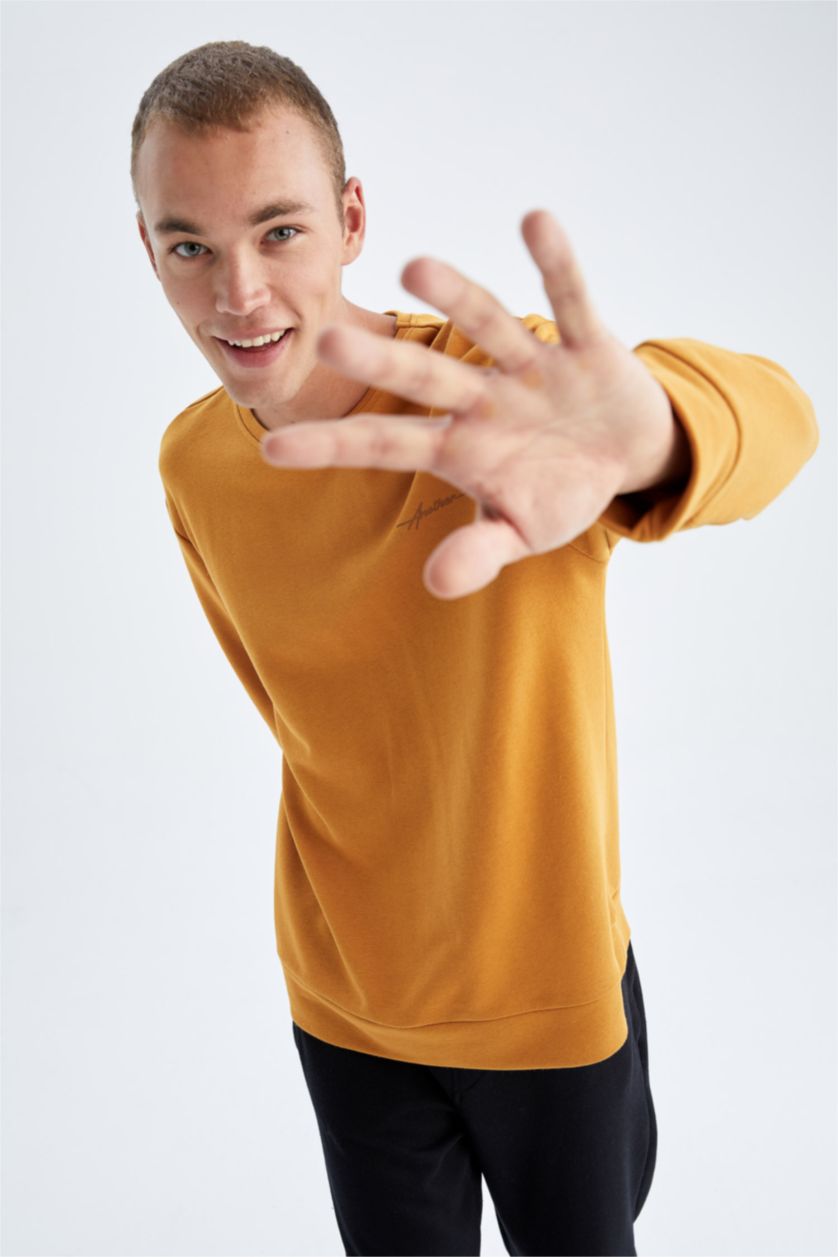 رجالي أصفر سويت شيرت مطبوع قصة عادية برقبة مستديرة