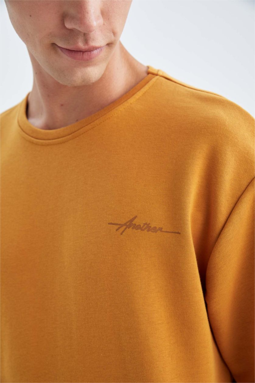 رجالي أصفر سويت شيرت مطبوع قصة عادية برقبة مستديرة