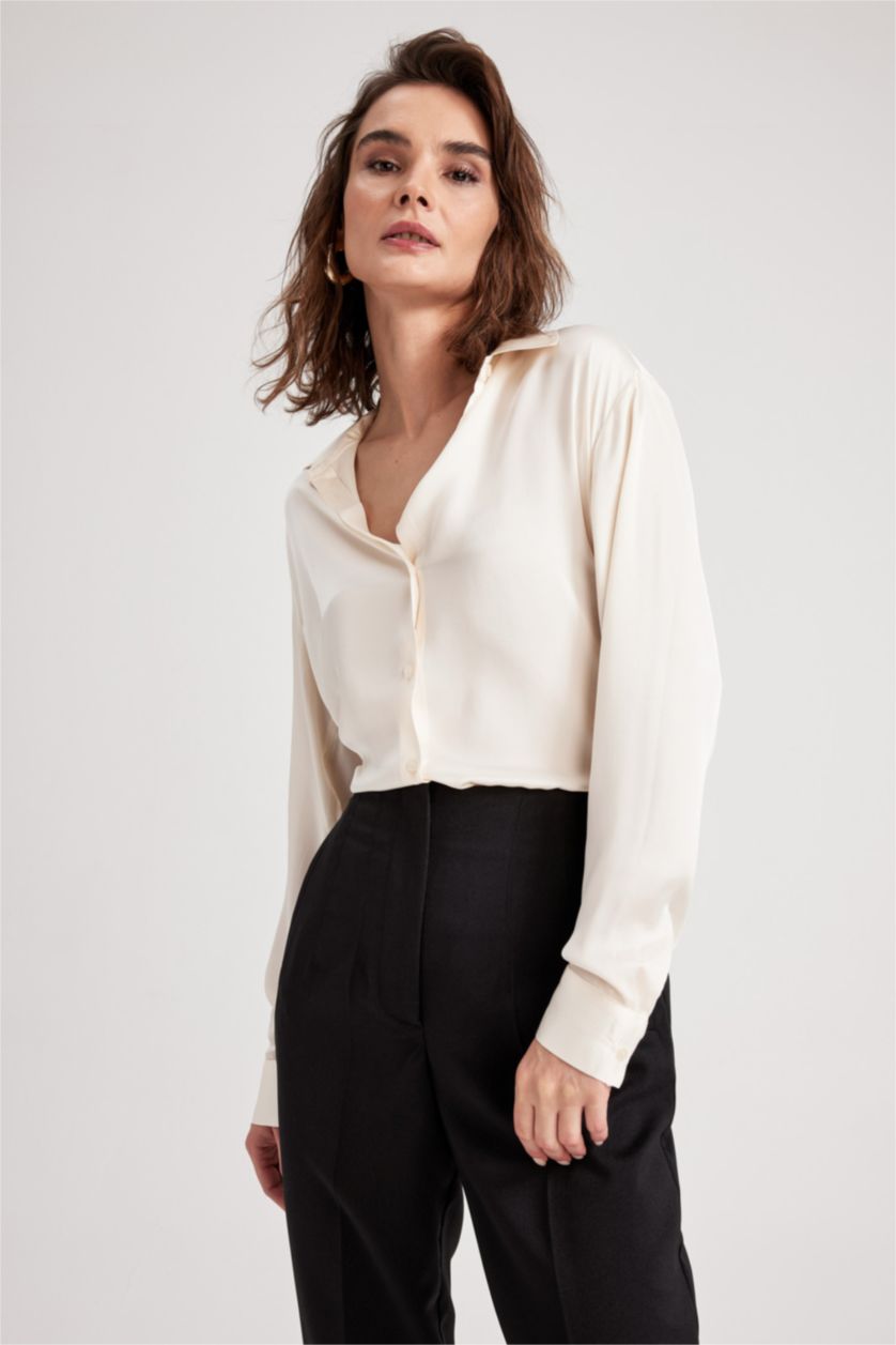 نساء بيج فاتح قميص ردن طويل ستان بقصة عادية بياخة قميص