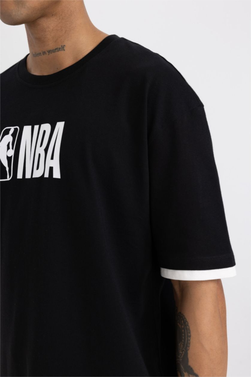 Erkek Siyah DeFactoFit NBA Wordmark Oversize Geniş Kalıp Bisiklet Yaka Kısa Kollu Tişört