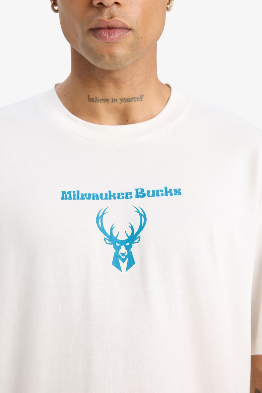 Erkek Ekru DeFactoFit NBA Milwaukee Bucks Oversize Geniş Kalıp Bisiklet Yaka Sırt Baskılı Kısa Kollu Tişört
