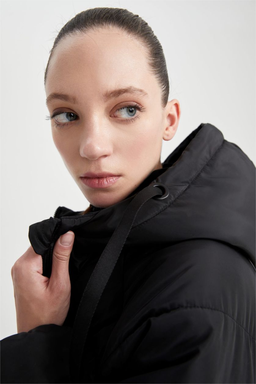 Kadın Siyah Su İtici Rüzgar Geçirmez DeFactoFit Kapüşonlu Crop Şişme Mont