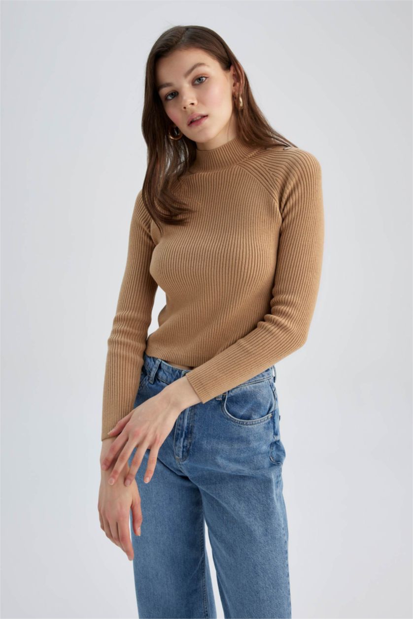 FEMME Beige Pull Coupe Slim À Col Demi-Rond