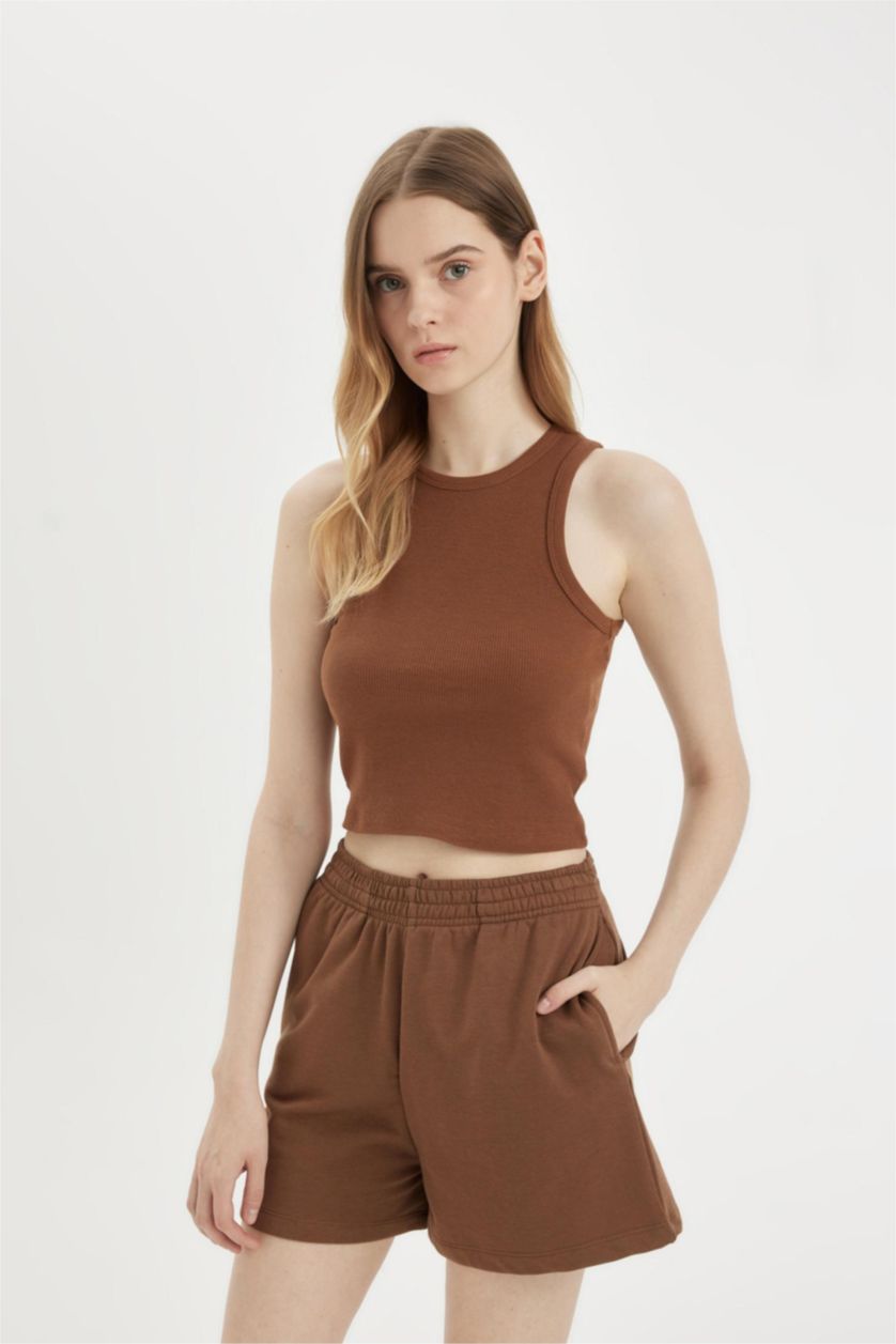 حريمي بني شورت بيزك تقيل قصة عادية برجل عادية