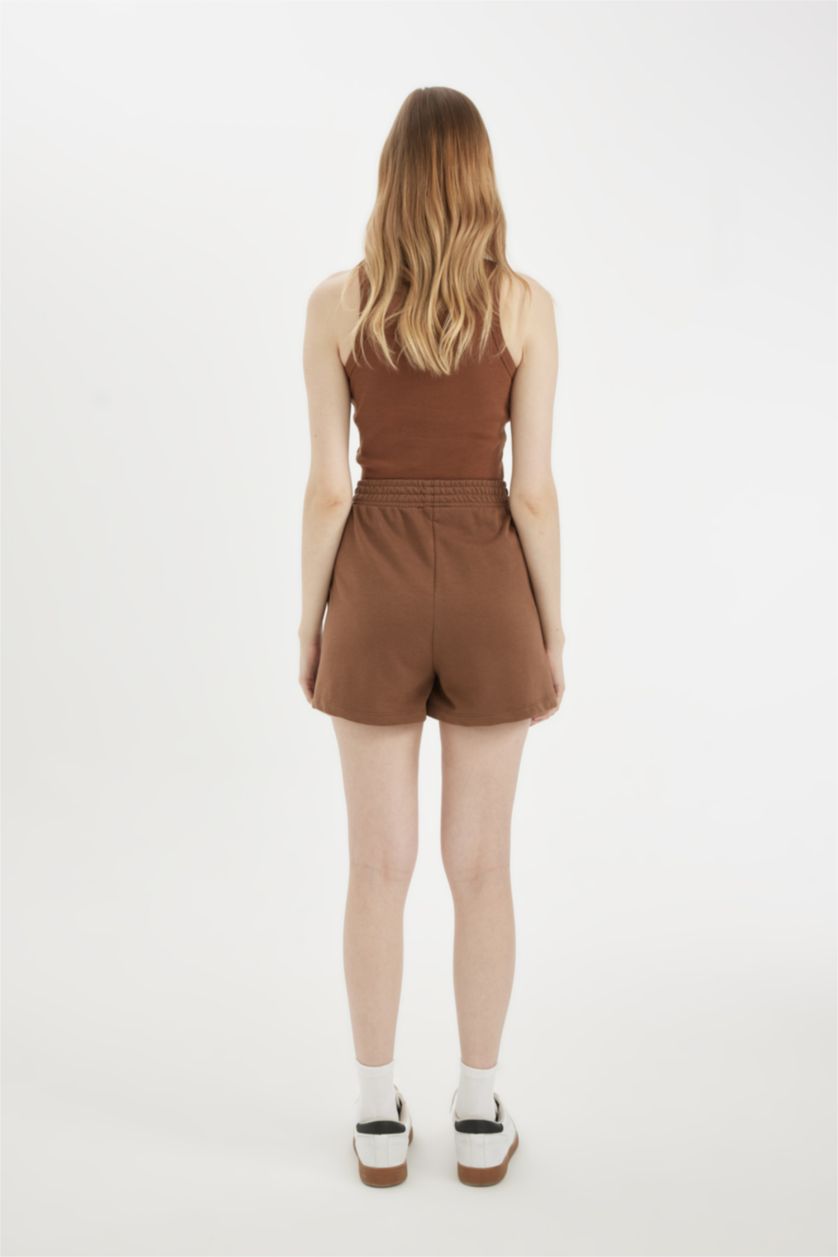 حريمي بني شورت بيزك تقيل قصة عادية برجل عادية