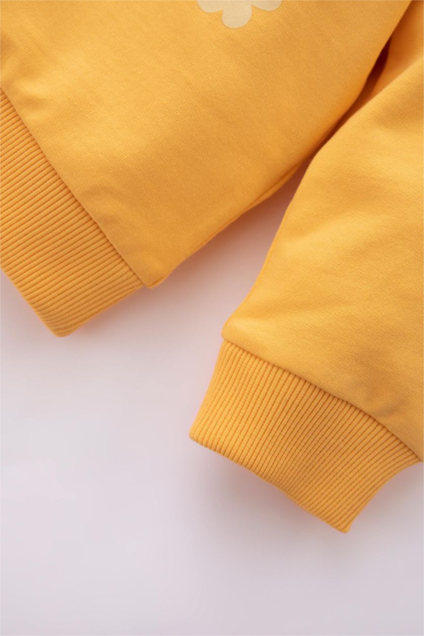 طفلة صغيرة أصفر طقم بناتي بطبعة شعار قماش رقيق قصة عادية - قطعتين