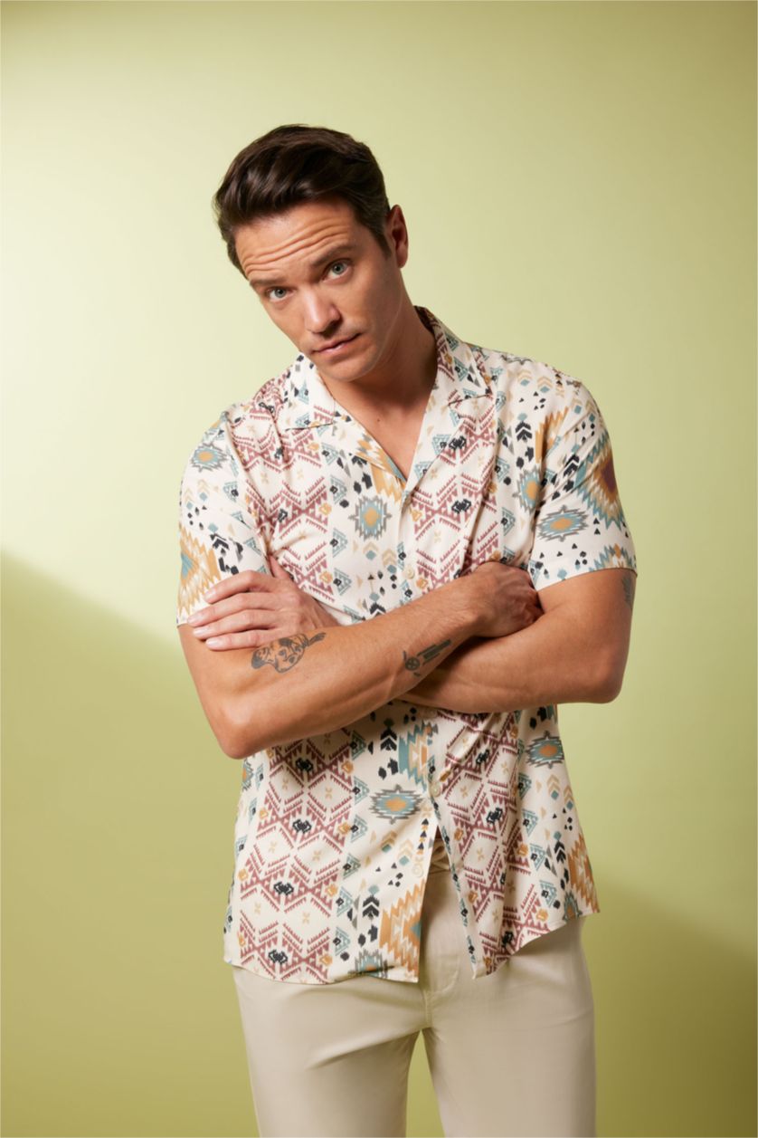 رجال بيج فاتح قميص نص كم مودرن فيت بياقة جاكيت