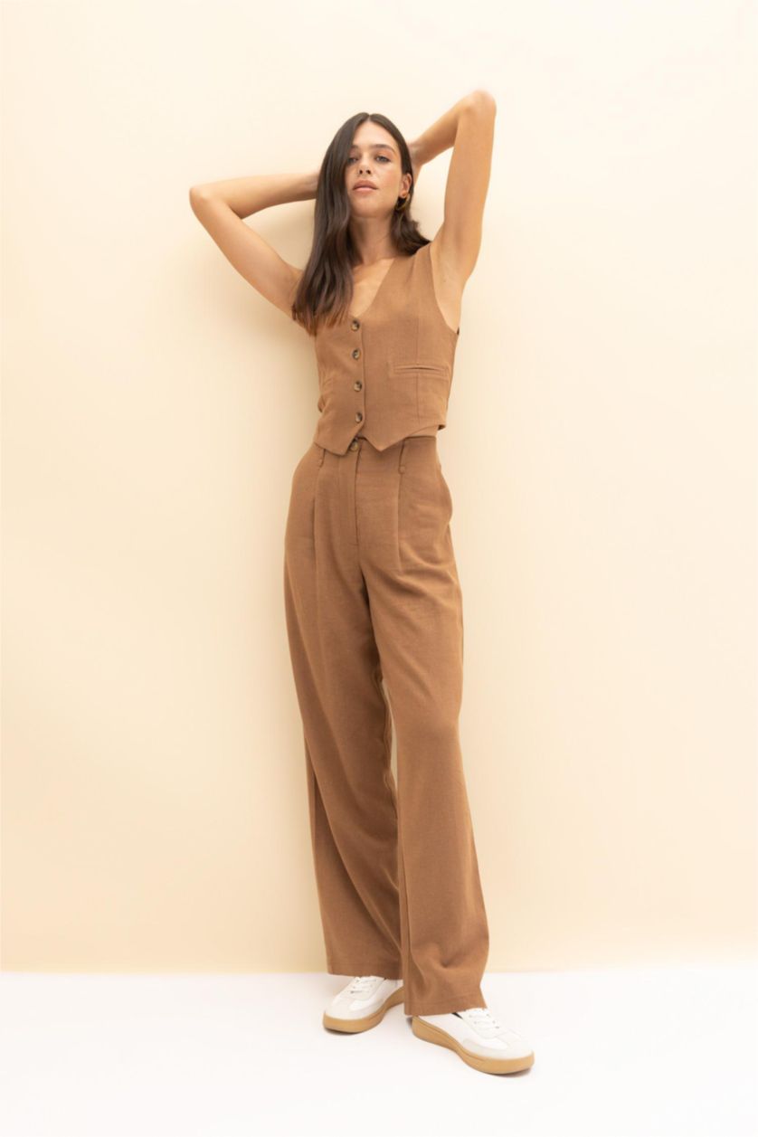 نساء بني فاتح بنطلون كتاني وايد ليج