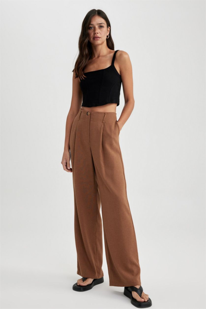 نساء بني فاتح بنطلون كتاني وايد ليج