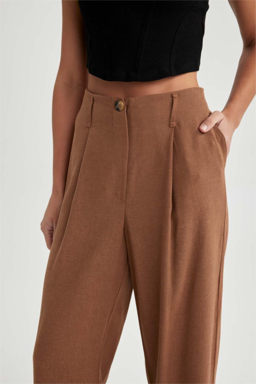 نساء بني فاتح بنطلون كتاني وايد ليج