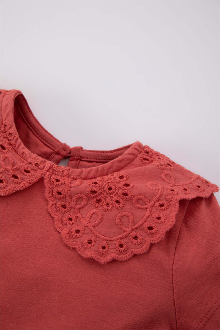 طفلة صغيرة اللون الطوبي تيشيرت بيبي بناتي قصة عادية وياقة كبيرة