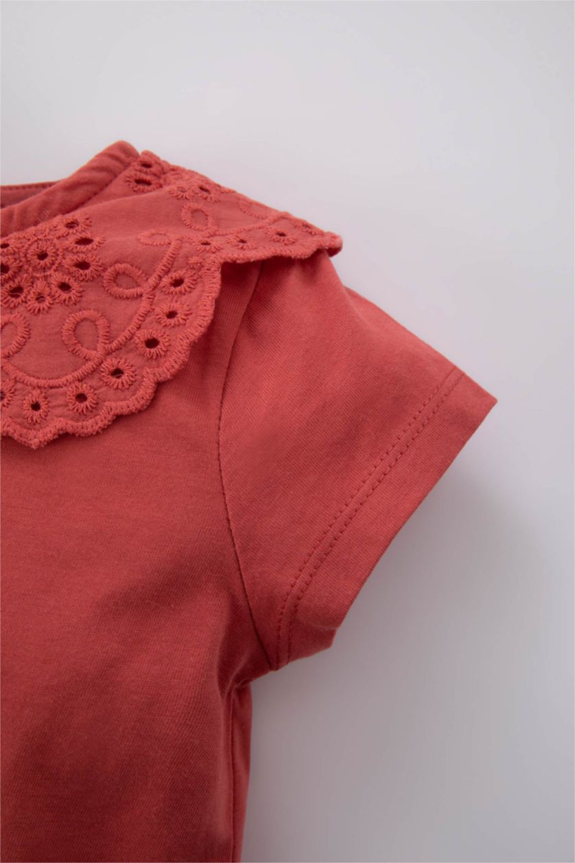 طفلة صغيرة اللون الطوبي تيشيرت بيبي بناتي قصة عادية وياقة كبيرة